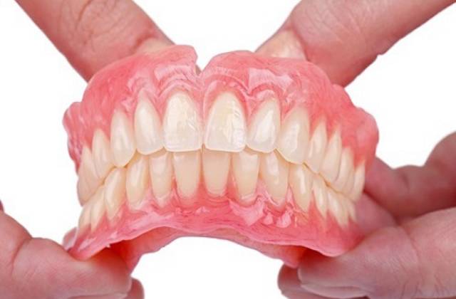 Răng giả tháo lắp cho người già 